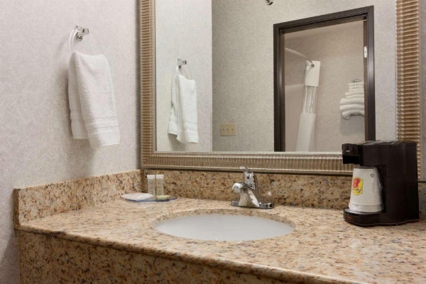 Riverdale Inn image 5